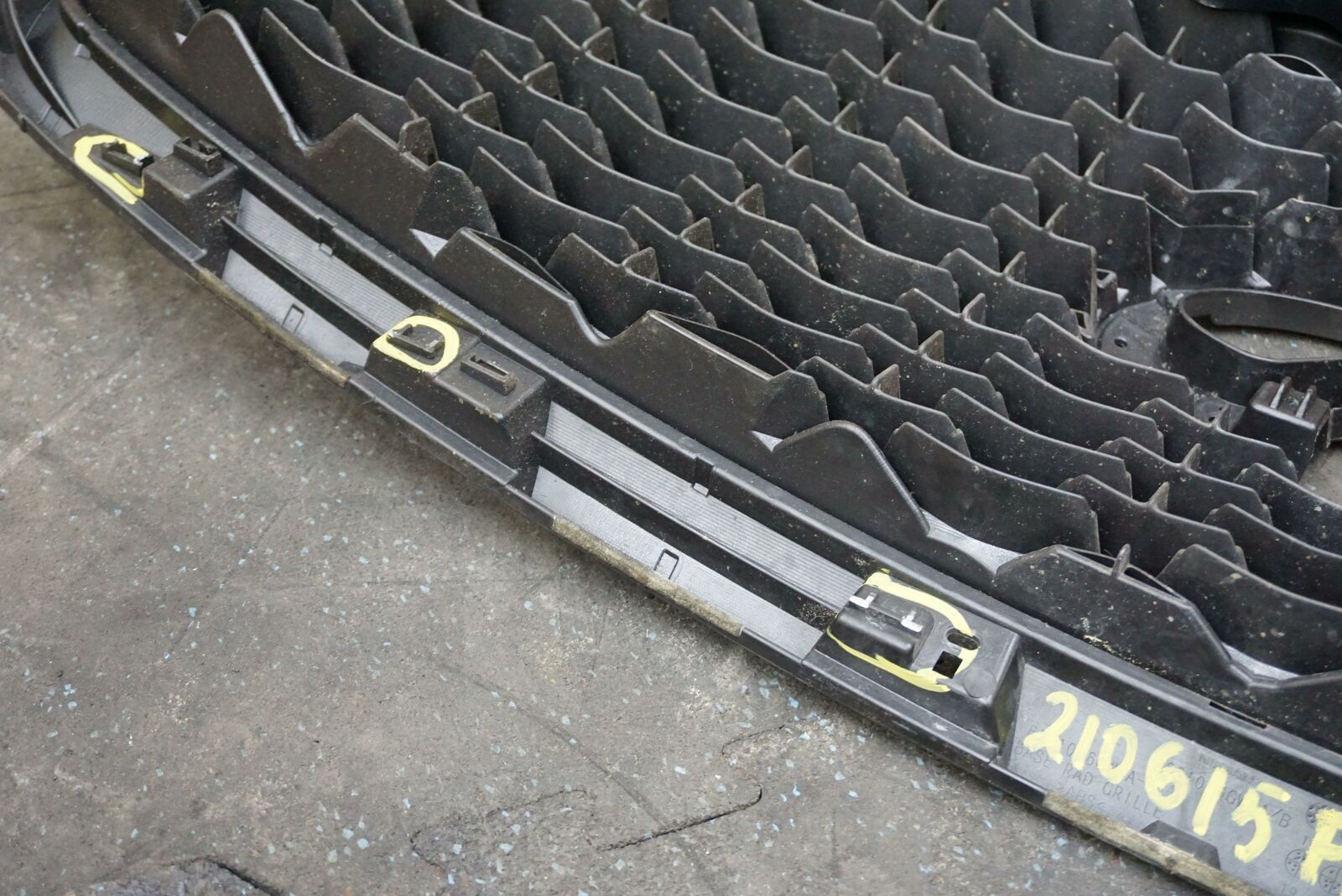 Front Bumper Grille Panel 62310-6JE0C OEM Infiniti QX80 2020-22 * Broken  Tabs *